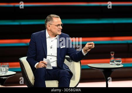 Tino Chrupalla Politiker 11/25 ihr Tino Chrupalla am 11. November 2025 in Markus Lanz , ZDF TV Fernsehen Talkshow Talkshow Talkshow Deutschland deutsch deutscher Mann Politik Co-Vorsitzender Parteivorsitzender AfD deutscher Politiker quer halb sitzend sprechend gestikuliert *** Tino Chrupalla Politiker 11 25 Ihr Tino Chrupalla am 11. November 2025 in Markus Lanz , ZDF TV Talkshow Talkshow Deutschland deutscher Mann Politik Co-Vorsitzender Parteivorsitzender AfD deutscher Politiker Cross halb sitzend sprechendes Gestikulieren Stockfoto