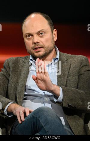 Wladimir Kara-Mursa Politiker 11/25 ihr Wladimir Kara-Mursa am 11. November 2025 in Markus Lanz , ZDF TV Fernsehen Talkshow Talkshow Talkshow Deutschland russisch-britisch britischer russischer Mann Politik Journalist Journalismus russischer britischer Journalismus Politiker hoch halb sitzend sprechend gestikuliert *** Wladimir Kara Mursa Politiker 11 25 Ihr Wladimir Kara Mursa am 11. November 2025 in Markus Lanz , ZDF TV Talkshow Talkshow Show Deutschland russischer britischer britischer britischer britischer britischer britischer Journalist Journalismus Journalist Journalismus Journalismus Journalist Journalist Journalist Journalist Journalismus High halb sitzend Talkshow Talkshow Deutschland Stockfoto