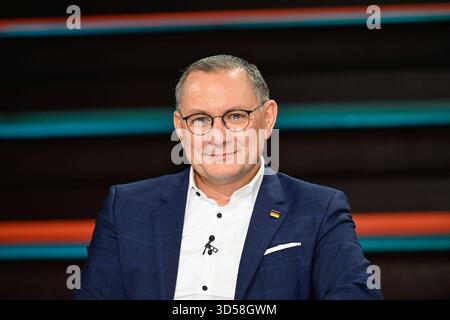 Tino Chrupalla Politiker 11/25 ihr Tino Chrupalla am 11. November 2025 in Markus Lanz , ZDF TV Fernsehen Talkshow Talkshow Deutschland deutsch deutscher Mann Politik Co-Vorsitzender Parteivorsitzender AfD deutscher Politiker quer Porträt lächelnd *** Tino Chrupalla Politiker 11 25 Ihr Tino Chrupalla am 11. November 2025 in Markus Lanz , ZDF TV Talkshow Talkshow Deutschland deutscher Mann Politik Ko-Vorsitzender AfD deutscher Politiker Kreuzporträt lächelnd Stockfoto
