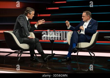 Markus Lanz li. mit Tino Chrupalla 11/25 her Markus Lanz li. Und Tino Chrupalla am 11. November 2025 in Markus Lanz , ZDF TV Fernsehen Talkshow Talkshow Talkshow Deutschland deutsch deutscher Mann Männer Politik Politiker Co-Vorsitzender Parteivorsitzender AfD Journalist Journalismus Moderator Autor Fotografie Fotograf 2025 Stockfoto