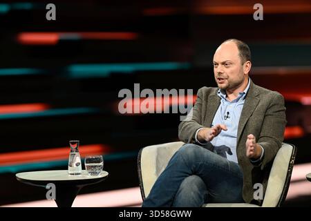 Wladimir Kara-Mursa Politiker 11/25 ihr Wladimir Kara-Mursa am 11. November 2025 in Markus Lanz , ZDF TV Fernsehen Talkshow Talkshow Talkshow Deutschland russisch-britisch britischer russischer Mann Politik Journalist Journalismus russischer britischer Journalismus Politiker quer halb sitzend sprechend gestikuliert *** Wladimir Kara Mursa Politiker 11 25 Ihr Wladimir Kara Mursa am 11. November 2025 in Markus Lanz Stockfoto