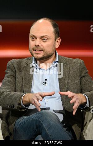 Wladimir Kara-Mursa Politiker 11/25 ihr Wladimir Kara-Mursa am 11. November 2025 in Markus Lanz , ZDF TV Fernsehen Talkshow Talkshow Talkshow Deutschland russisch-britisch britischer russischer Mann Politik Journalist Journalismus russischer britischer Journalismus Politiker hoch halb sitzend sprechend gestikuliert *** Wladimir Kara Mursa Politiker 11 25 Ihr Wladimir Kara Mursa am 11. November 2025 in Markus Lanz , ZDF TV Talkshow Talkshow Show Deutschland russischer britischer britischer britischer britischer britischer britischer Journalist Journalismus Journalist Journalismus Journalismus Journalist Journalist Journalist Journalist Journalismus High halb sitzend Talkshow Talkshow Deutschland Stockfoto