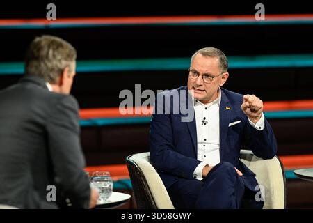 Markus Lanz li. mit Tino Chrupalla 11/25 her Markus Lanz li. Und Tino Chrupalla am 11. November 2025 in Markus Lanz , ZDF TV Fernsehen Talkshow Talkshow Talkshow Deutschland deutsch deutscher Mann Männer Politik Politiker Co-Vorsitzender Parteivorsitzender AfD Journalist Journalismus Moderator Autor Fotografie Fotograf 2025 Stockfoto