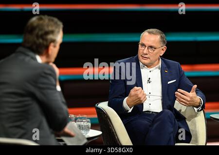 Markus Lanz li. mit Tino Chrupalla 11/25 her Markus Lanz li. Und Tino Chrupalla am 11. November 2025 in Markus Lanz , ZDF TV Fernsehen Talkshow Talkshow Talkshow Deutschland deutsch deutscher Mann Männer Politik Politiker Co-Vorsitzender Parteivorsitzender AfD Journalist Journalismus Moderator Autor Fotografie Fotograf 2025 Stockfoto