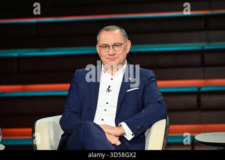 Tino Chrupalla Politiker 11/25 ihr Tino Chrupalla am 11. November 2025 in Markus Lanz , ZDF TV Fernsehen Talkshow Talkshow Deutschland deutsch deutscher Mann Politik Co-Vorsitzender Parteivorsitzender AfD deutscher Politiker quer halb sitzend lächelnd *** Tino Chrupalla Politiker 11 25 Ihr Tino Chrupalla am 11. November 2025 in Markus Lanz , ZDF TV Talkshow Talkshow Deutschland deutscher Mann Politik Co-Vorsitzender AfD deutscher Politiker Cross halb sitzend lächelnd Stockfoto