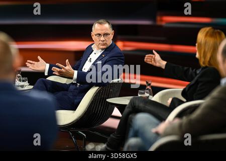 Talkrunde bei Markus Lanz , ZDF 11/25 her Tino Chrupalla und Florence Gaub am 11. November 2025 in Markus Lanz , ZDF TV Fernsehen Talkshow Talkshow Talkshow Show Deutschland deutsch deutscher Mann Frau Politik Politiker Co-Vorsitzende Parteivorsitzender AfD Politologin Zukunftsforscherin Politikwissenschaftlerin Sicherheitsexpertin Wissenschaftlerin Wissenschaft Politikwissenschaftlerin weiblich quer halb sitzend sprechend gestikuliert zuhörend *** Talk Round bei Markus Lanz , ZDF 11 25 Ihre Tino Chrupalla und Florence Gaub am 11 November 2025 in Markus Lanz , ZDF TV Talk TV Talk Stockfoto