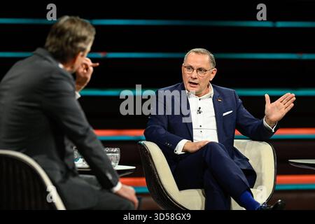 Markus Lanz li. mit Tino Chrupalla 11/25 her Markus Lanz li. Und Tino Chrupalla am 11. November 2025 in Markus Lanz , ZDF TV Fernsehen Talkshow Talkshow Talkshow Deutschland deutsch deutscher Mann Männer Politik Politiker Co-Vorsitzender Parteivorsitzender AfD Journalist Journalismus Moderator Autor Fotografie Fotograf 2025 Stockfoto