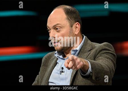 Wladimir Kara-Mursa Politiker 11/25 ihr Wladimir Kara-Mursa am 11. November 2025 in Markus Lanz , ZDF TV Fernsehen Talkshow Talkshow Deutschland russisch-britisch britischer russischer Mann Politik Journalist Journalismus russisch britischer Journalismus Politiker quer halb Porträt sitzend sprechend gestikuliert *** Wladimir Kara Mursa Politiker 11 25 Ihr Wladimir Kara Mursa am 11. November 2025 in Markus Lanz Stockfoto