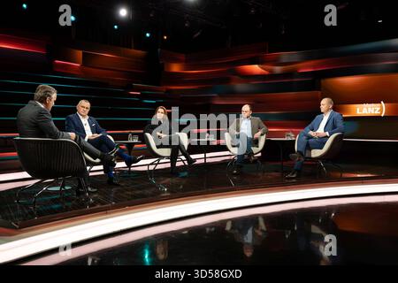 Talkrunde bei Markus Lanz , ZDF 11/25 her Markus Lanz, Tino Chrupalla, Florence Gaub, Wladimir Kara-Mursa und Justus Bender v. li. Am 11. November 2025 in Markus Lanz , ZDF TV Fernsehen Talkshow Talkshow Talkshow Talkshow Deutschland deutsch deutscher Mann Männer Frau Politik Politiker russisch-britisch britisch russisch Co-Vorsitzende Parteivorsitzender AfD Politologin Zukunftsforscherin Politikwissenschaftlerin Sicherheitsexpertin Wissenschaftlerin Wissenschaft Journalismus Moderatorin Autor Fotografie Fotograf FAS deutsche Journalistin Gastgeberin Fotografin Autorin Stockfoto