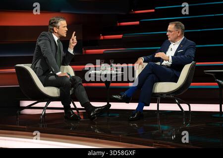 Markus Lanz li. mit Tino Chrupalla 11/25 her Markus Lanz li. Und Tino Chrupalla am 11. November 2025 in Markus Lanz , ZDF TV Fernsehen Talkshow Talkshow Talkshow Deutschland deutsch deutscher Mann Männer Politik Politiker Co-Vorsitzender Parteivorsitzender AfD Journalist Journalismus Moderator Autor Fotografie Fotograf 2025 Stockfoto