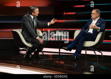 Markus Lanz li. mit Tino Chrupalla 11/25 her Markus Lanz li. Und Tino Chrupalla am 11. November 2025 in Markus Lanz , ZDF TV Fernsehen Talkshow Talkshow Talkshow Deutschland deutsch deutscher Mann Männer Politik Politiker Co-Vorsitzender Parteivorsitzender AfD Journalist Journalismus Moderator Autor Fotografie Fotograf 2025 Stockfoto