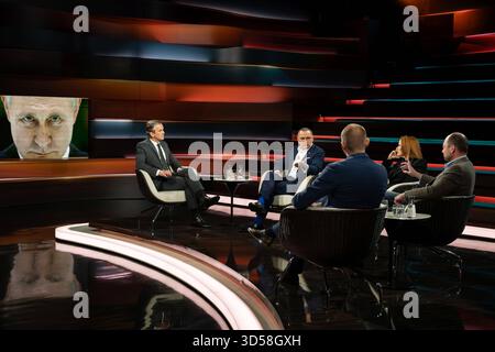 Talkrunde bei Markus Lanz , ZDF 11/25 her Markus Lanz, Tino Chrupalla, Justus Bender, Florence Gaub und Wladimir Kara-Mursa v. li. Am 11. November 2025 in Markus Lanz , ZDF TV Fernsehen Talkshow Talkshow Talkshow Deutschland deutsch deutscher Mann Männer Frau Politik Politiker russisch-britisch britischer russischer Wladimir Putin Bildschirm Monitor Co-Vorsitzende Parteivorsitzender AfD Politologin Zukunftsforscherin Politikwissenschaftlerin Sicherheitsexpertin Wissenschaftlerin Wissenschaft Journalismus Moderatorin Moderation Autor Fotografie Fotograf FAS deutscher Frauenjournalismus h Stockfoto