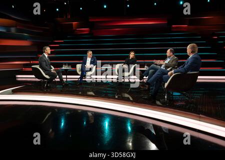 Talkrunde bei Markus Lanz , ZDF 11/25 her Markus Lanz, Tino Chrupalla, Florence Gaub, Wladimir Kara-Mursa und Justus Bender v. li. Am 11. November 2025 in Markus Lanz , ZDF TV Fernsehen Talkshow Talkshow Talkshow Talkshow Deutschland deutsch deutscher Mann Männer Frau Politik Politiker russisch-britisch britisch russisch Co-Vorsitzende Parteivorsitzender AfD Politologin Zukunftsforscherin Politikwissenschaftlerin Sicherheitsexpertin Wissenschaftlerin Wissenschaft Journalismus Moderatorin Autor Fotografie Fotograf FAS deutsche Journalistin Gastgeberin Fotografin Autorin Stockfoto