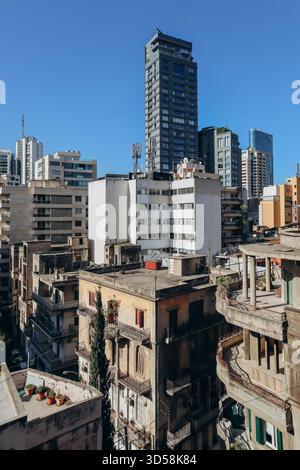 Blick auf das Achrafieh-Viertel in Beirut von der Terrasse eines hohen Gebäudes Stockfoto