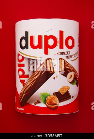 LONDON, Großbritannien - 02. FEBRUAR 2025: Duplo Schokoladenriegel mit Waffel und Haselnuss auf rotem Hintergrund. Stockfoto