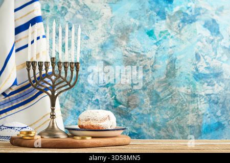 Happy Hanukkah. Hanukkah alte Menorah vor dem Hintergrund der israelischen Flagge mit Sonnenlicht oder Bokeh auf weißem hölzernem Hintergrund. Religionsbild des jüdischen Feiertags Hanukkah-Hintergrunds. Stockfoto