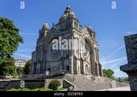 Viana do Castelo, Portugal. Seitlicher Blick auf das Heiligtum von Santa Luzia mit seinen Granitwänden, Kuppeln und der oberen Terrasse bei hellem Tageslicht Stockfoto