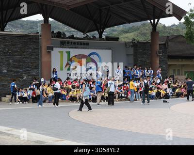 Taipei, Taiwan - 15. November 2024: Eine große Menge von Besuchern und Mitarbeitern versammelte sich auf dem hauptplatz des Taipei Zoo zu ihrem 110-jährigen Jubiläum Stockfoto