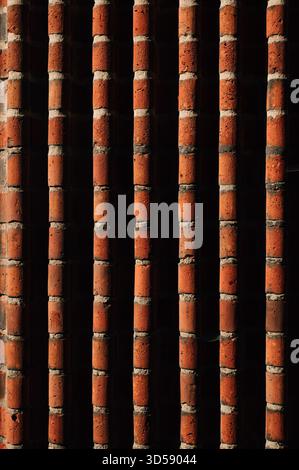 Verlegung der Kirchenwand mit abgerundeten Ziegeln Stockfoto
