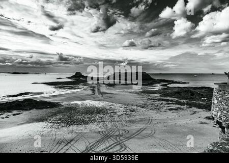 Strand bei Ebbe, in der wunderschönen ummauerten Hafenstadt Saint-Malo, Bretagne, Frankreich Stockfoto