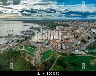 Ortona aus der Vogelperspektive: Aragonesisches Schloss, St. Thomas Basilika, Hafen und Trabocchi Küstenlinie Blend in den Abruzzen, Italien Stockfoto