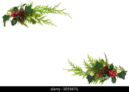 Weihnachtliche Winterdekoration mit grüner roter Natur von stechpalme, Mistelbeeren und Flora. Weihnachtsdesign für die Weihnachtszeit auf weiß. Stockfoto