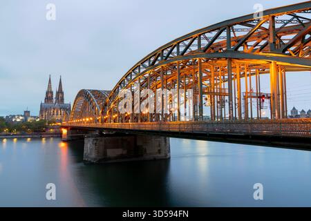 Historische Hohenzollernbrücke und Kathedrale. Die Hohenzollernbrücke über den Rhein mit dem Kölner Dom im Hintergrund. Stockfoto