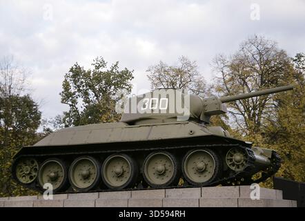 Berlin, Deutschland. Sowjetisches Kriegerdenkmal im Tiergarten. Die Gedenkstätte wurde am 7. November 1945 am Jahrestag des Beginns der Oktoberrevolution in Russland eingeweiht. Sie gedenkt an die im Krieg verstorbenen sowjetischen Soldaten, insbesondere an diejenigen, die während der Schlacht bei Berlin zwischen April und Mai 1945 ums Leben kamen. Das Denkmal befindet sich im Großen Tiergarten, einem großen öffentlichen Park im Westen der Stadt. Allgemeine Ansicht eines der beiden sowjetischen T-34-Panzer, die das Denkmal flankieren. Stockfoto