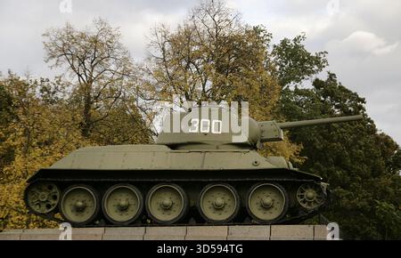 Berlin, Deutschland. Sowjetisches Kriegerdenkmal im Tiergarten. Die Gedenkstätte wurde am 7. November 1945 am Jahrestag des Beginns der Oktoberrevolution in Russland eingeweiht. Sie gedenkt an die im Krieg verstorbenen sowjetischen Soldaten, insbesondere an diejenigen, die während der Schlacht bei Berlin zwischen April und Mai 1945 ums Leben kamen. Das Denkmal befindet sich im Großen Tiergarten, einem großen öffentlichen Park im Westen der Stadt. Allgemeine Ansicht eines der beiden sowjetischen T-34-Panzer, die das Denkmal flankieren. Stockfoto