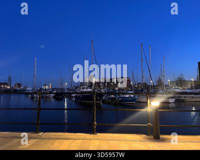 Ein ruhiger Blick auf die Hull Marina mit angedockten Booten und ruhigem, reflektierendem Wasser. Die Szene unterstreicht die friedliche Atmosphäre am Wasser von Stockfoto