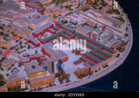 Modell der Stadtentwicklung mit detaillierter Architektur in einem Hafengebiet bei Tageslicht Stockfoto