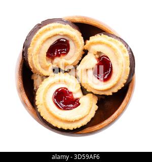 Mit Marmelade gefüllte Teekekekekse, Shortbread-Kekse, in einer Holzschale. Bröckelige Kekse, hergestellt aus einem hohen Verhältnis von Butter, zusammen mit Zucker und Mehl. Stockfoto