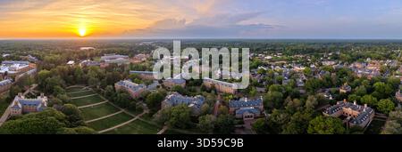 Innenstadt von Williamsburg von oben in der Abenddämmerung. Stockfoto