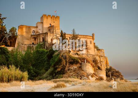Wunderschöner Blick auf Castelo de Ferragudo, eine historische Küstenfestung in der Algarve in Portugal, die bei goldenem Sonnenuntergang gefangen wurde. Th Stockfoto