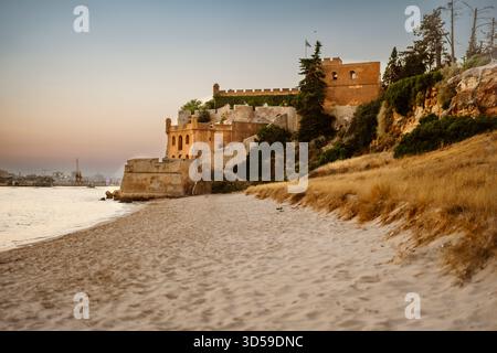 Wunderschöner Blick auf Castelo de Ferragudo, eine historische Küstenfestung in der Algarve in Portugal, die bei goldenem Sonnenuntergang gefangen wurde. Th Stockfoto