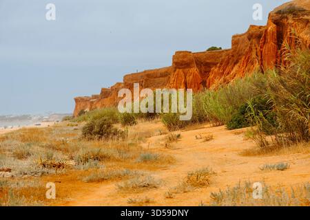 Atemberaubende Aussicht auf Praia do Poc Velho in Albufeira, Algarve, Portugal, mit seinen dramatischen Klippen und ungewöhnlichen Felsformationen. Das Bild wird hervorgehoben Stockfoto