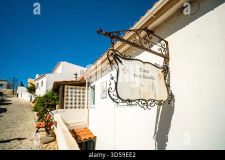Charmantes Haus in Carvoeiro, Portugal, mit traditioneller Architektur, heller Fassade und Details im mediterranen Stil. Ideal für Immobilien Stockfoto