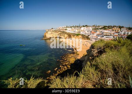 Malerischer Blick auf Praia de Carvoeiro in der portugiesischen Algarve mit goldenen Klippen, türkisfarbenem Wasser und Sandstrand. Ideal für Reisen, Tourismus, Stockfoto