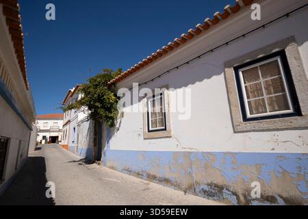 Vila Nova de Milfontes Cityscape, Alentejo Küste, Portugal. Weiß getünchte Häuser, kopfsteingepflasterte Straßen. Europäische Küstenstadt, Reiseziel, Medite Stockfoto