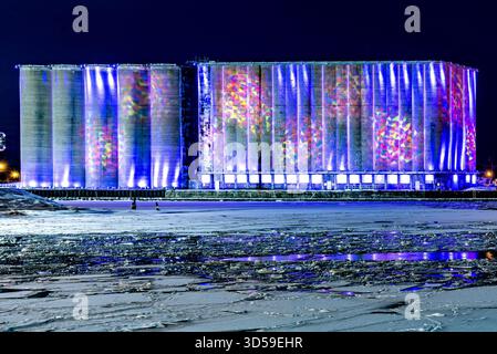 Nachtlichter projizieren Muster und Designs auf Büffelsilos. Stockfoto