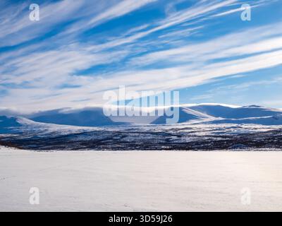 Das Lapplandor im Winter bedeckt mit einer Wolkendecke - Lapporten oder Tjuonavagge ist ein U-förmiges Tal, das sich direkt außerhalb des Abisko-Nationalparks in L befindet Stockfoto