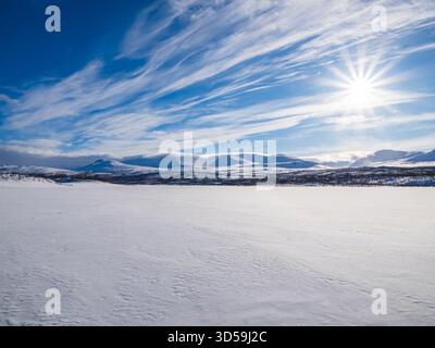 Das Lapplandor im Winter bedeckt mit einer Wolkendecke - Lapporten oder Tjuonavagge ist ein U-förmiges Tal, das sich direkt außerhalb des Abisko-Nationalparks in L befindet Stockfoto