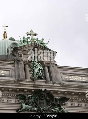 Deutschland. Berliner Dom. Der Tempel wurde 1905 eingeweiht. Sie wurde zwischen 1894 und 1905 im Auftrag Kaiser Wilhelm II. (1859–1941) unter der Leitung des deutschen Architekten Julius Carl Raschdorff (1823–1914) errichtet. Auch als Evangelische Oberpfarrei und Stiftskirche bekannt, ist sie eine monumentale deutsche evangelische Kirche und Dynastikgrab (Haus der Hohenzollern). Christusstatue, die die Stadt Berlin segnet, auf der Hauptfassade. Kupferskulptur von Fritz Schapper (1841–1919). Darüber steht ein Kreuz mit Engeln auf beiden Seiten. Stockfoto