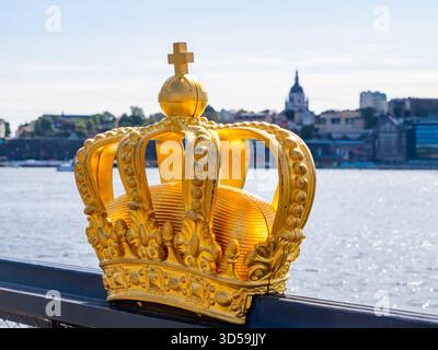 Stockholm, Schweden – 24. Juli 2023: Stockholmer Krone. Königliche Krone von Stockholm an der Skeppsholmsbron-Brücke. Gamla Stan im Hintergrund. Nordeuropa Northe Stockfoto
