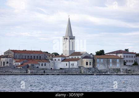 Porec, Kroatien, Istrien - 25. September 2023: Blick von der Nikole Tesle Straße auf das Meer mit Glockenturm byzantinischer Architektur Euphrasischer Basilika Stockfoto