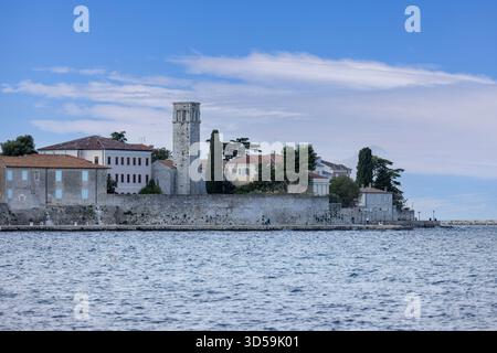 Porec, Kroatien, Istrien - 25. September 2023: Blick von der Nikole Tesle Straße auf das Meer mit der ehemaligen gotischen Kirche des Heiligen Franziskus mit barockem Glockenturm Stockfoto