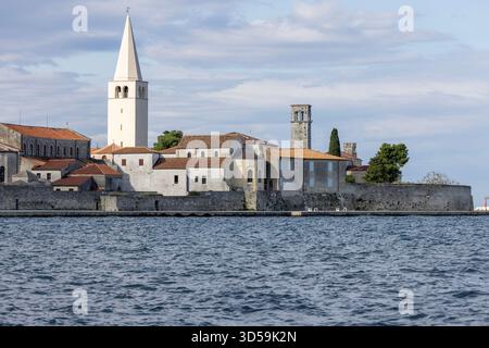 Porec, Kroatien, Istrien - 25. September 2023: Blick von der Nikole Tesle Straße auf das Meer mit Glockenturm byzantinischer Architektur Euphrasischer Basilika Stockfoto