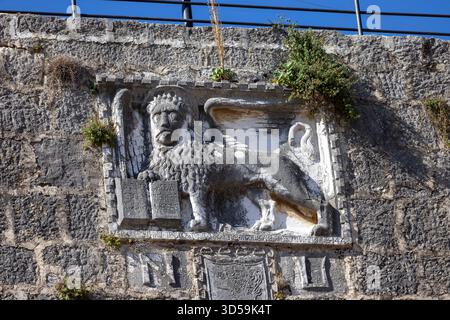 Porec, Kroatien, Istrien - 25. September 2023: Gotischer fünfeckiger Turm (Peterokutna kula) in der Altstadt. Stockfoto