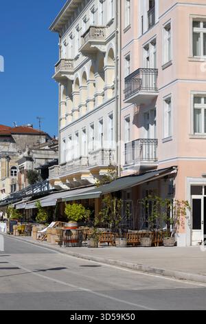 Porec, Kroatien, Istrien - 25. September 2023: Marschall Tito Coast (Obala Marsala Tita) mit mediterraner Atmosphäre, historische Gebäude mit Restaurant Stockfoto