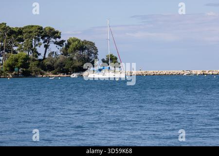 Porec, Kroatien, Istrien - 25. September 2023: Steinbruchlinie entlang der Obala Marsala Tita an der Adria. Yacht mit Touristen Stockfoto